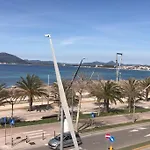 Seduti Di Fronte Al Mare