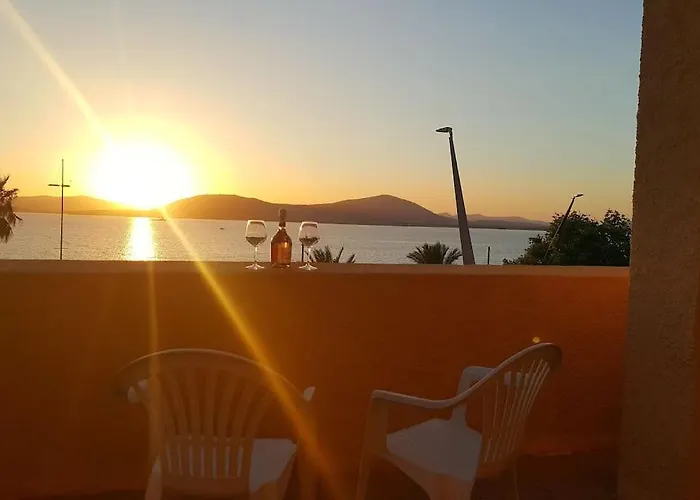 Seduti Di Fronte Al Mare