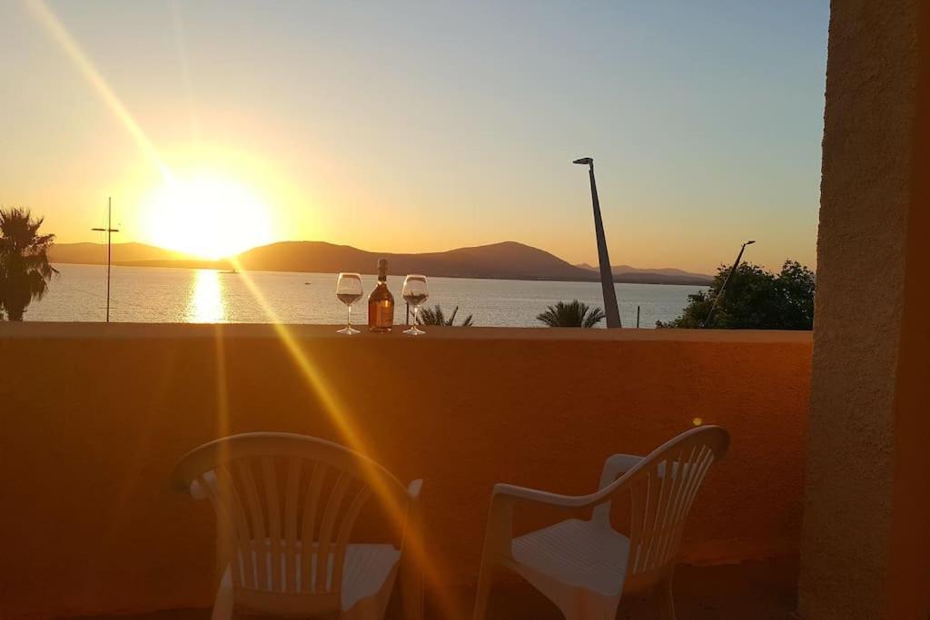 Seduti Di Fronte Al Mare Alghero